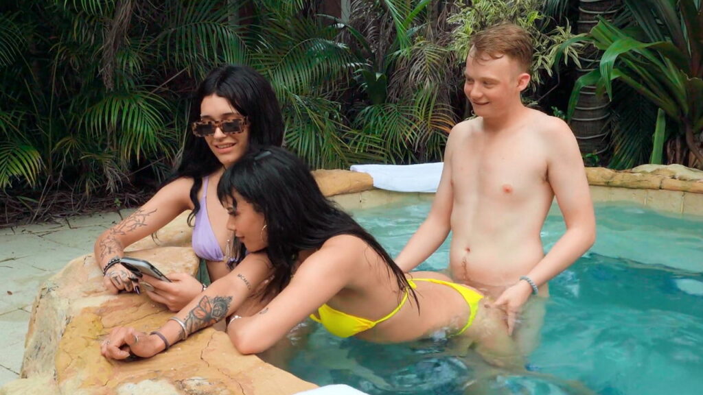 Bf abfs en una piscina detrás de ella
