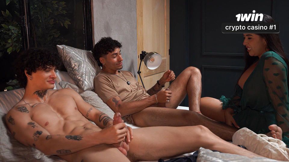 Mi hijastro y su amigo se masturban y decido enseñarles a tener sexo.