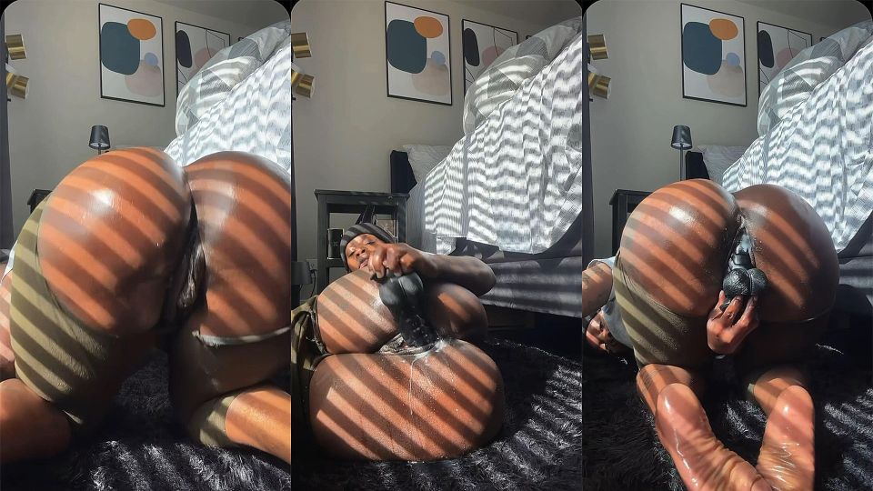 Negra de coño cremoso y culo enorme se masturba con su consolador y chorrea semen como una puta