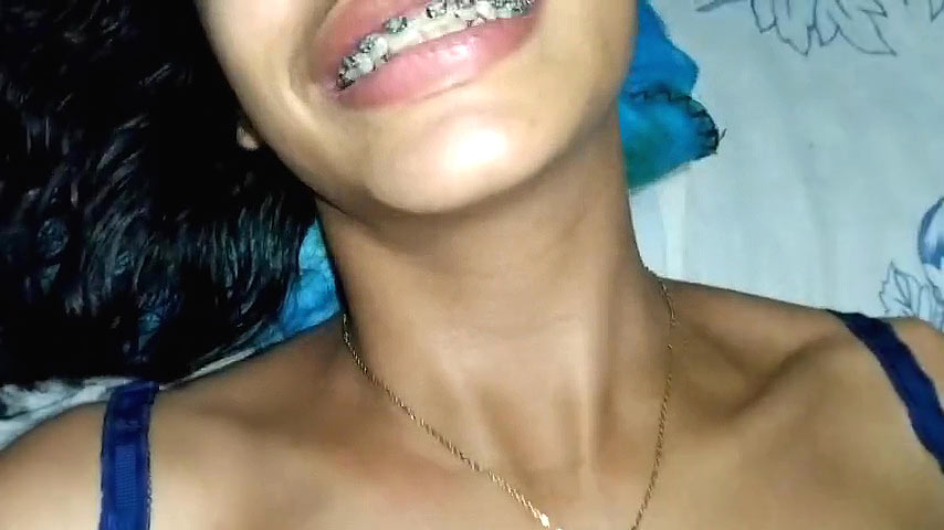 Novinha tentando dar o cu