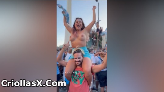 Chicas de Argentina mostrando sus tetas por salir campeón la selección